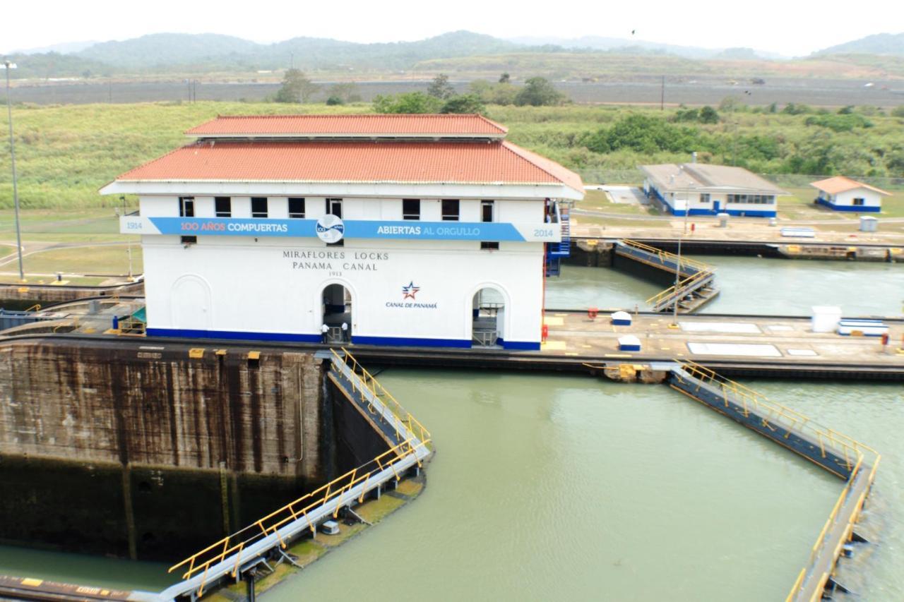 Central Hotel Panama Casco Viejo Exteriör bild Control house at Mira Flores Locks
