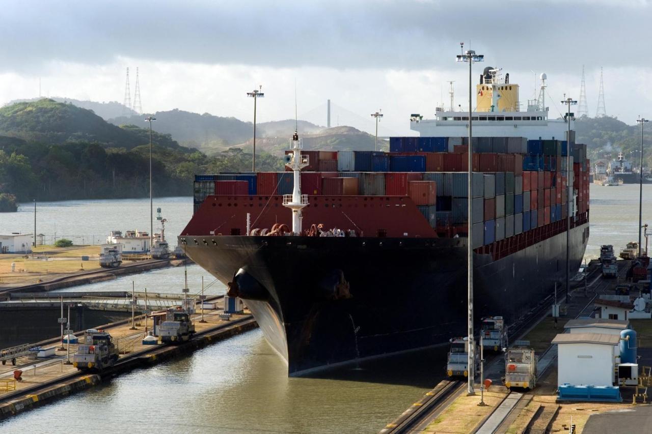 Central Hotel Panama Casco Viejo Exteriör bild Container ship at the Port of Long Beach
