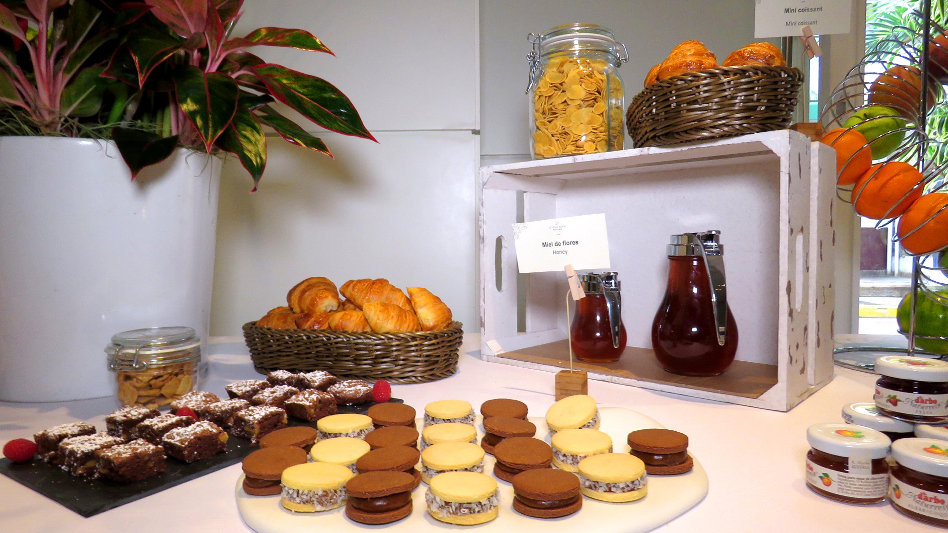 Central Hotel Panama Casco Viejo Exteriör bild A selection of biscuits and jams