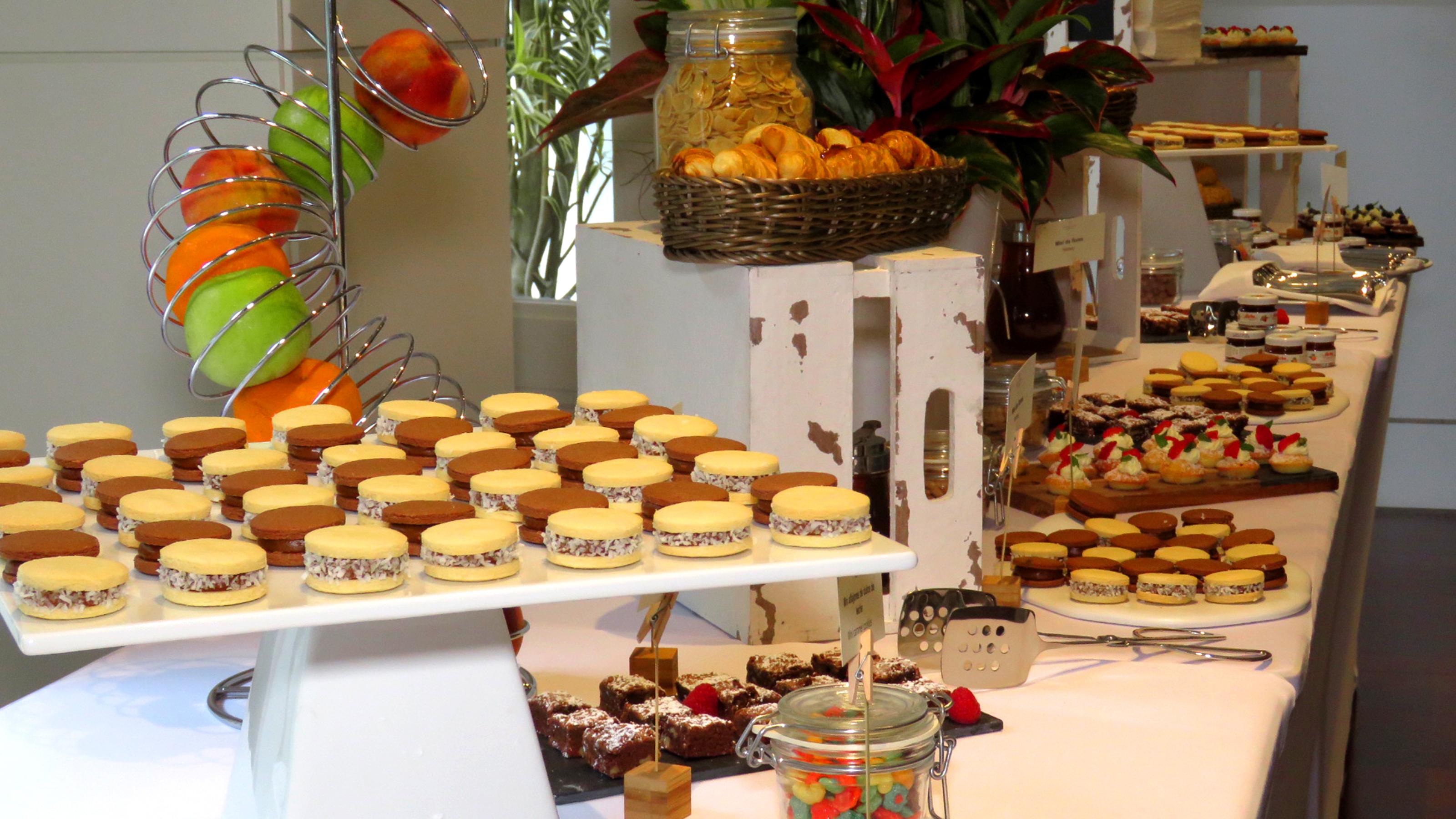Central Hotel Panama Casco Viejo Exteriör bild A dessert buffet