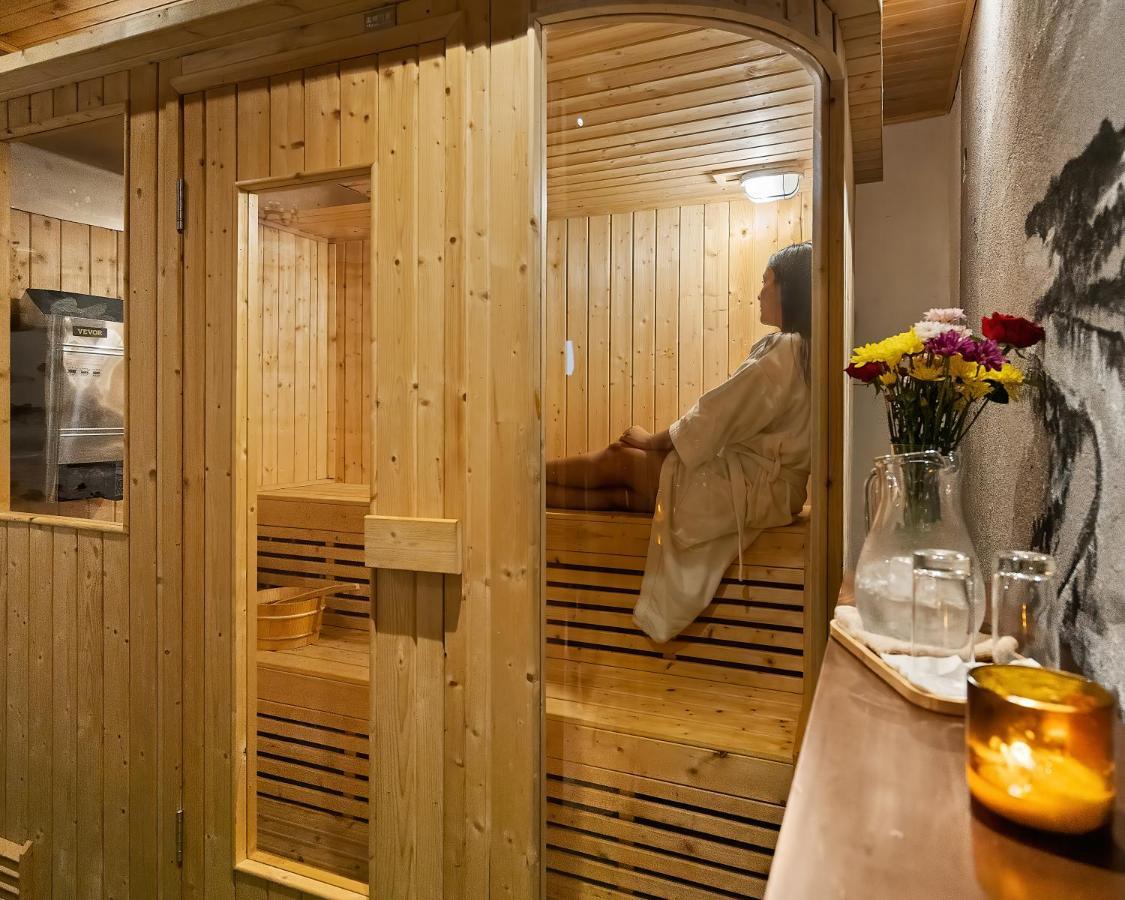 Central Hotel Panama Casco Viejo Exteriör bild A woman in a sauna