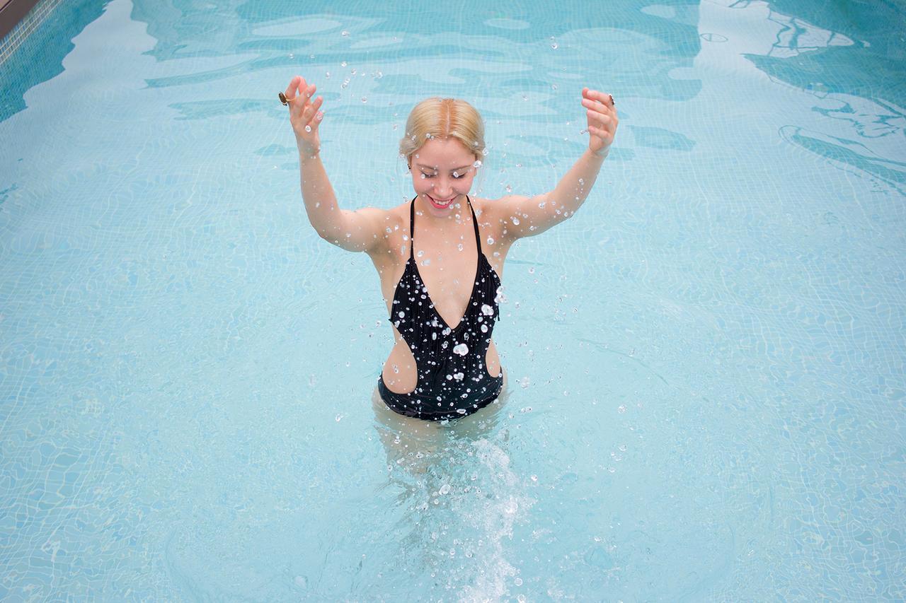 Central Hotel Panama Casco Viejo Exteriör bild A woman in a swimming pool