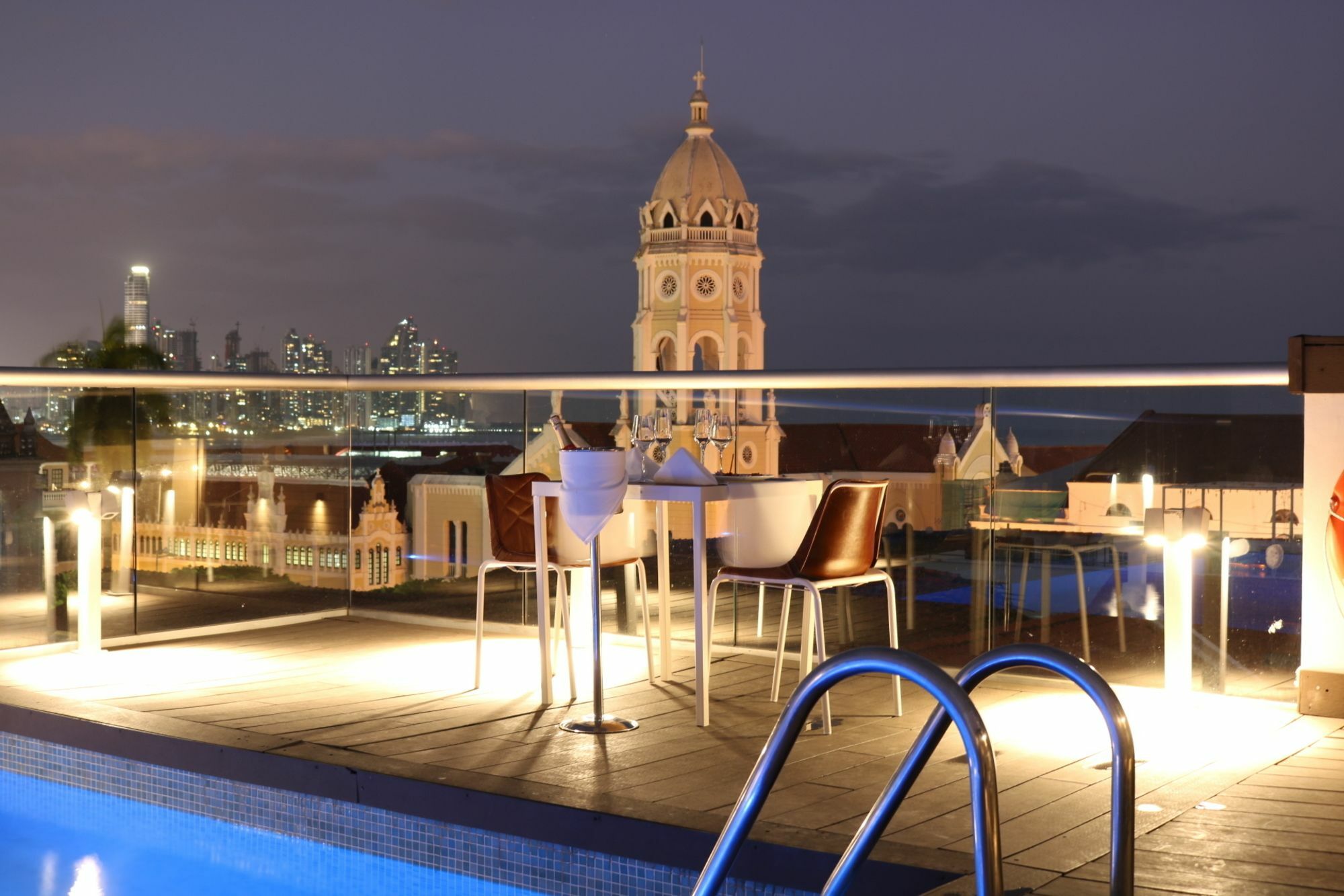 Central Hotel Panama Casco Viejo Exteriör bild View of the hotel's rooftop pool